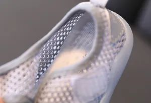 Nahaufnahme von atmungsaktiven Mesh-Babyschuhen mit weichem, gepolstertem Innenfutter