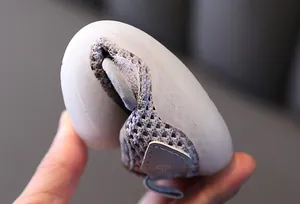 Detailansicht der flexiblen weichen Sohle der atmungsaktiven grauen Lauflernschuhe