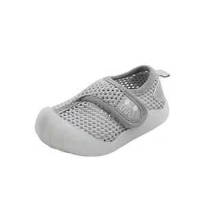 Detailansicht graue Mesh-Baby-Lauflernschuhe mit weicher Sohle und Klettverschluss