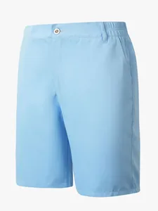 Detailansicht der hellblauen Sommer-Sporthose für Herren mit Bund und Tasche