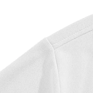 Gros plan du tissu piqué respirant et de la couture d'épaule sur un polo blanc