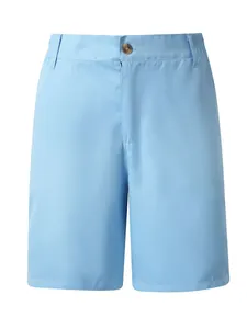 Detailansicht der hellblauen Freizeit-Shorts für Herren mit Knopfverschluss vorne.