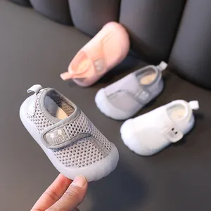 Atmungsaktive Mesh-Lauflernschuhe für Babys mit weicher Sohle und Klettverschluss