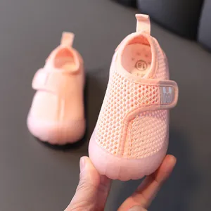 Atmungsaktive rosa Baby-Lauflernschuhe mit weicher Gummisohle und Klettverschluss