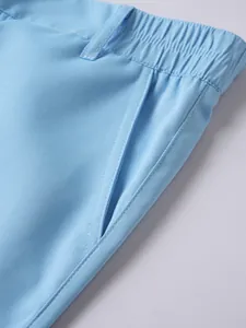 Detailansicht der hellblauen Herren-Sporthose mit Fokus auf feine Nähte und Tasche.