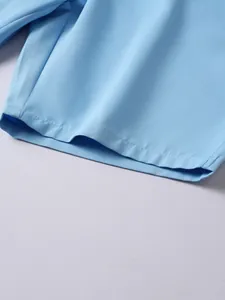 Nahaufnahme der strapazierfähigen Saumnaht an hellblauen Herren-Sportshorts für den Sommer.