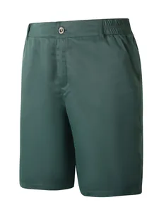 Detailansicht der dunkelgrünen Herren-Freizeitshorts mit elastischem Bund und Tasche.