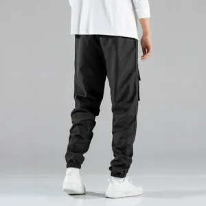 Achteraanzicht van zwarte heren cargo joggingbroek met elastische manchetten