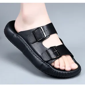 Vue détaillée des sandales en cuir noir pour hommes avec double boucle et semelle antidérapante