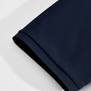 Gros plan sur la texture en piqué bleu marine et le bord-côte de ce polo respirant pour hommes