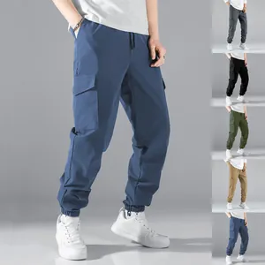 Gedetailleerde weergave van heren cargo jogger broek met meerdere zakken in diverse kleuren.