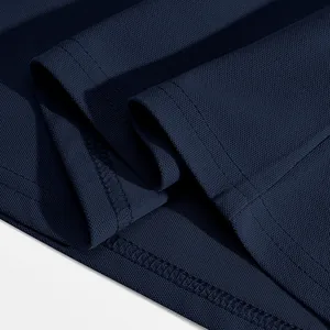 Vue détaillée du tissu polo bleu marine respirant avec couture d'ourlet de haute qualité