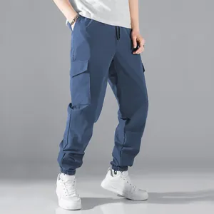 Detailweergave van de blauwe cargo herenbroek met multi-pocket design en elastische manchetten.