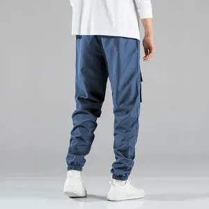 Achteraanzicht van de blauwe heren cargo joggingbroek met meerdere zakken en elastische boorden