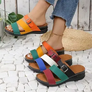 Detail der bunten Keilsandalen für Damen mit drei Riemen und Schnallenverschluss.