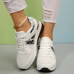 Λεπτομερής όψη λευκών αναπνεύσιμων sneakers με πλατφόρμα και κομψό μαύρο μοτίβο φύλλων.
