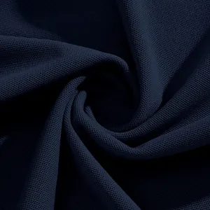 Gros plan haute définition montrant la texture du tissu piqué respirant de ce polo bleu marine