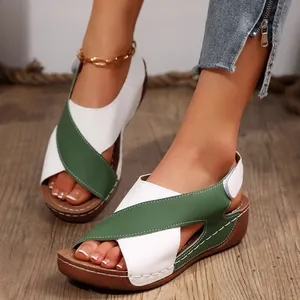 Elegantes sandalias de cuña para mujer con correas cruzadas en verde y blanco y suelas de plataforma