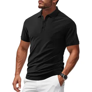Gros plan d'un polo noir pour homme avec une texture de tissu respirant et doux.