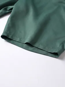 Detailaufnahme der dunkelgrünen Herren-Freizeitshorts mit Fokus auf Nähten und Textur.