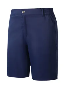 Detail der dunkelblauen Herren-Freizeitshorts mit elastischem Bund und Knopfverschluss.
