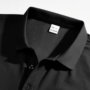 Gros plan sur un polo noir pour homme avec étiquette taille L et texture piquée