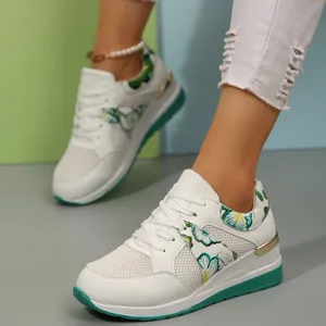 Λεπτομερής προβολή γυναικείων sneakers με πλατφόρμα, αναπνεύσιμο πλέγμα και φλοράλ