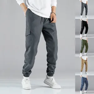 Detail van een trendy cargo jogger voor heren met meerdere zakken in verschillende kleuren.