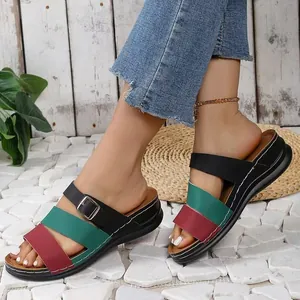 Stilvolle Keilsandalen mit Farbblockdesign für Damen, offene Zehenpartie für den Strand.