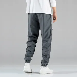 Achteraanzicht van grijze heren cargobroek met elastische boorden en twill weefsel