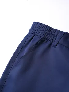 Detailansicht der navyblauen Shorts mit elastischem Bund und einer Seitentasche.