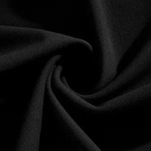 Détail macro du tissu piqué noir respirant du polo de golf d'été confortable.