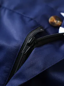 Detailaufnahme von Reißverschluss und Schildpattknopf an dunkelblauer Herren-Shorts