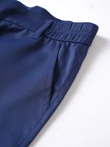 Nahaufnahme der dunkelblauen Herren-Freizeitshorts mit Bund und Seitentaschen-Textur