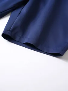 Nahaufnahme der dunkelblauen Herren-Sportshorts mit Saumnähten und Stoffstruktur