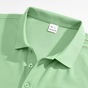 Gros plan détaillé d'un col de polo vert menthe avec étiquette en polyester de taille L