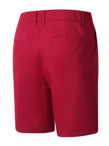 Detailansicht der Rückseite der roten Herren-Sportshorts für den lässigen Sommer