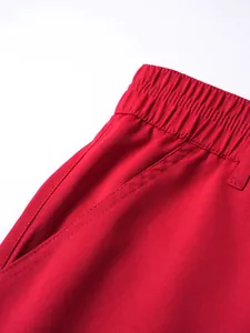 Nahaufnahme des elastischen Bunds und der Taschennähte an roten Herren-Sportshorts
