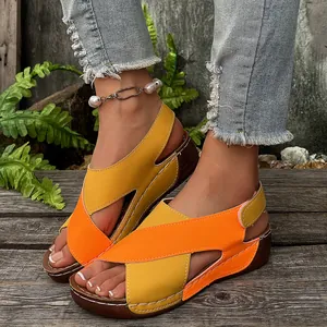 Vista detallada de las sandalias romanas de cuña naranja y amarillo para mujer para verano