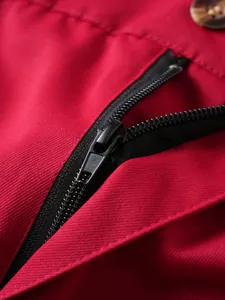 Hochwertiger schwarzer Metallreißverschluss an roten Herren-Freizeitshorts aus Twill