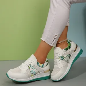 Λευκά γυναικεία sneakers με πλατφόρμα, πράσινο φλοράλ κέντημα και διαπνέον πλέγμα