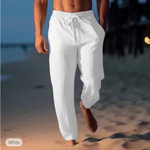 Detailansicht der weißen Leinen-Strandhose für Herren mit Kordelzug am Sandstrand