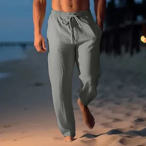 Graue Leinen-Strandhose für Herren mit Kordelzug in einer Küstenszene gezeigt