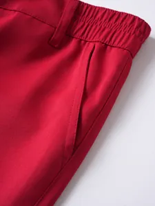 Detailaufnahme der roten Herren-Freizeitshorts mit Tasche und Twill-Stoffstruktur