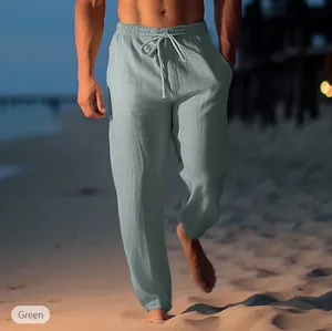 Grüne atmungsaktive Leinen-Strandhose für Herren mit Kordelzug in der Nahaufnahme.