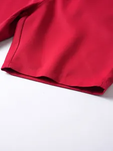 Detailansicht des robusten, doppelt genähten Saums an einer roten Herren-Sportshorts