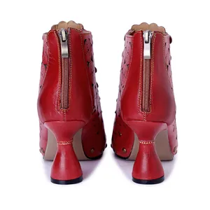 Vista trasera de botines de cuero rojo calado con cremallera y tacones altos de diseño