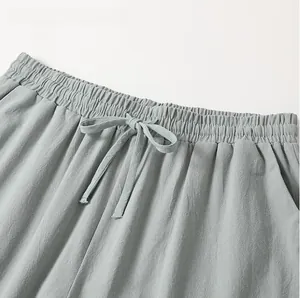Detaillierte Makroaufnahme einer atmungsaktiven Herren-Leinenhose mit elastischem Bund.