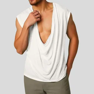 Vue détaillée d'un débardeur blanc sans manches pour homme avec col bénitier profond