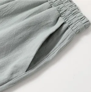 Nahaufnahme von Seitentasche und elastischem Bund an atmungsaktiver Leinenhose